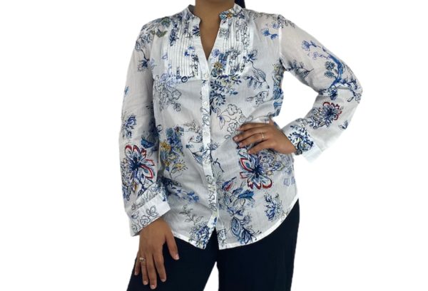 Blusa Tipo Camisa Mujer Mangas Largas Blanco Con flores Azules Cuello Alto Frente con ranuras "encuentro 40"