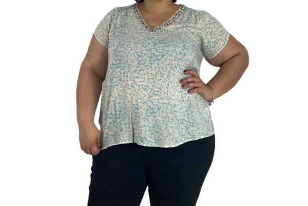 Blusa Mujer Mangas Cortas Color Crema con estampados de Aqua Cuello V con piedras "Huneh"