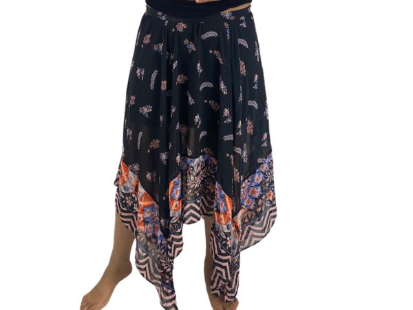 Falda Por Debajo de Rodilla Mujer Color Negro Con Flores Naranjas y azules con picos en los lados "Express"